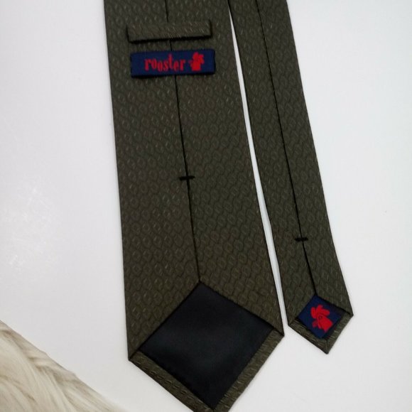 Rooster Mens 100% Silk Green Tie Geometric Design Screencore - Picture 6 of 10